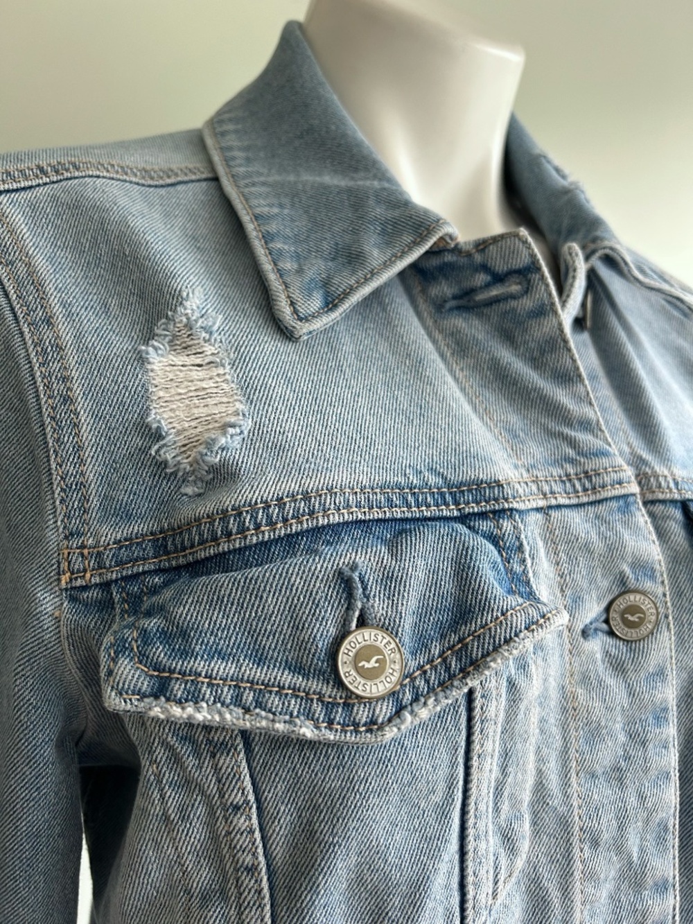 HOLLISTER California Light Wash Distressed Cropped Denim Jacket, M